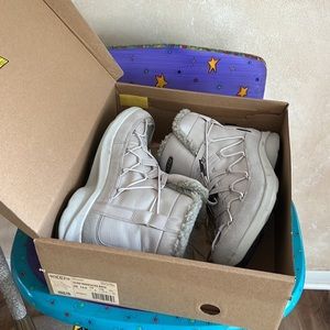 Brand new KEEN Uneek Snow Chukka 💗